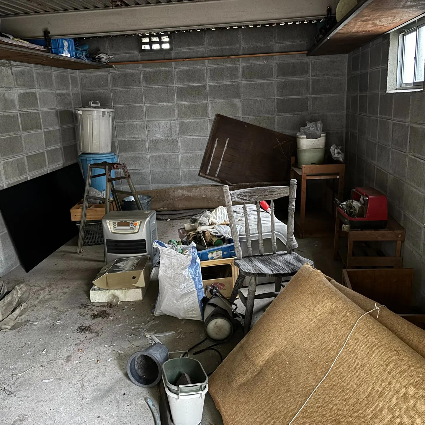 倉庫の中に溜まった廃材、何とかしなきゃいけないですよね。